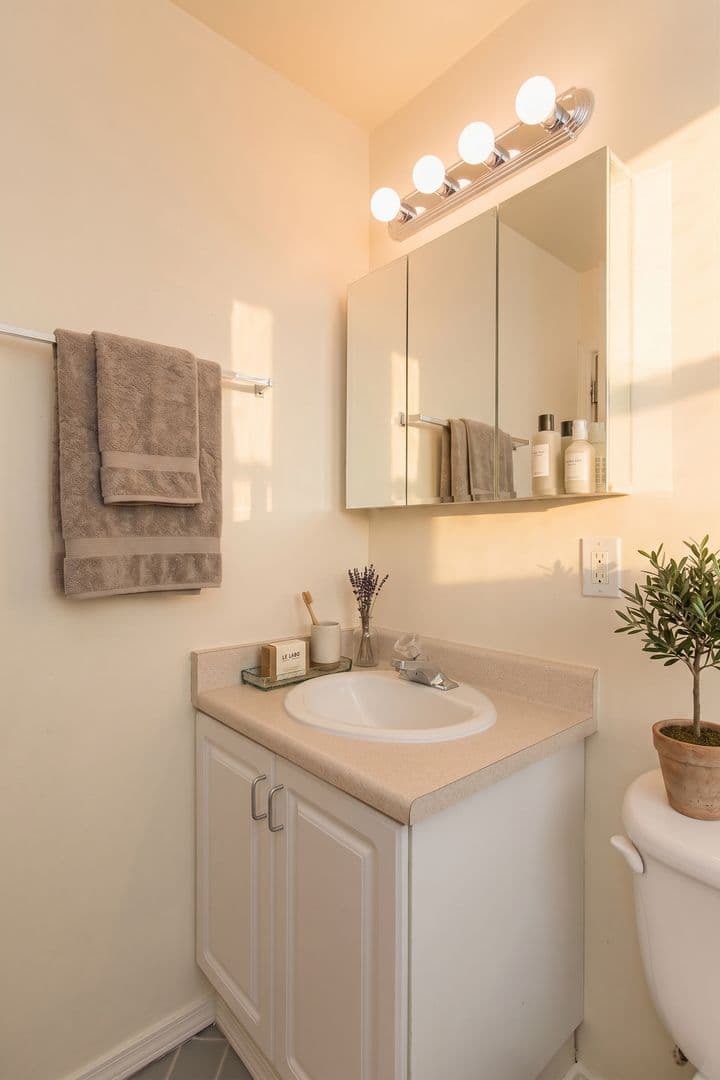 Seattle Apartment: 5210 Russell Avenue NW
