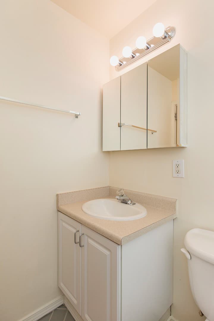 Seattle Apartment: 5210 Russell Avenue NW