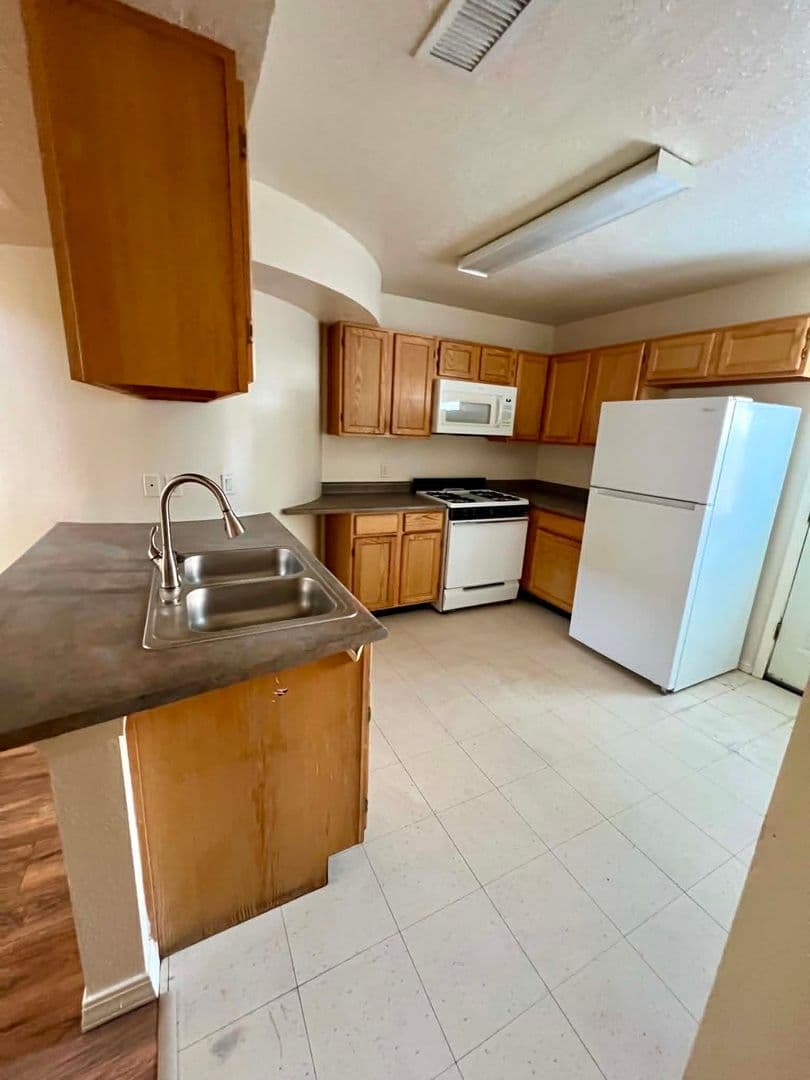 Albuquerque Apartment: 5500 Copper Ave NE
