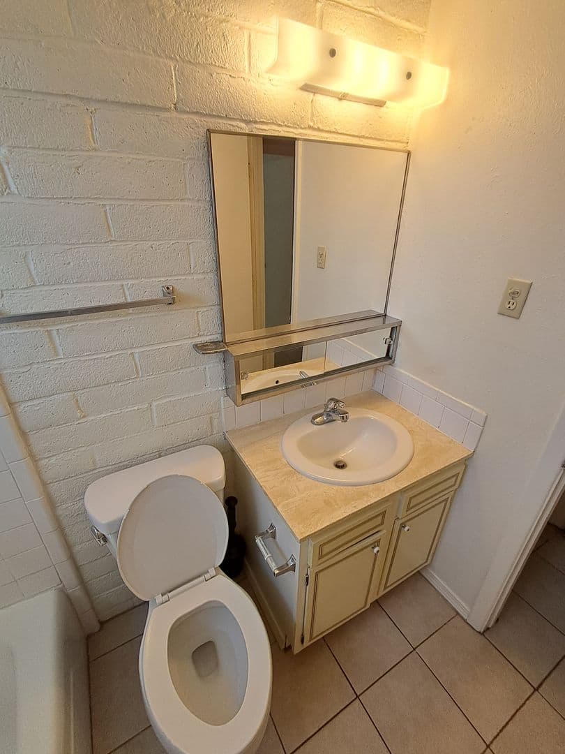 Albuquerque Apartment: 8620 Northeastern Blvd. NE