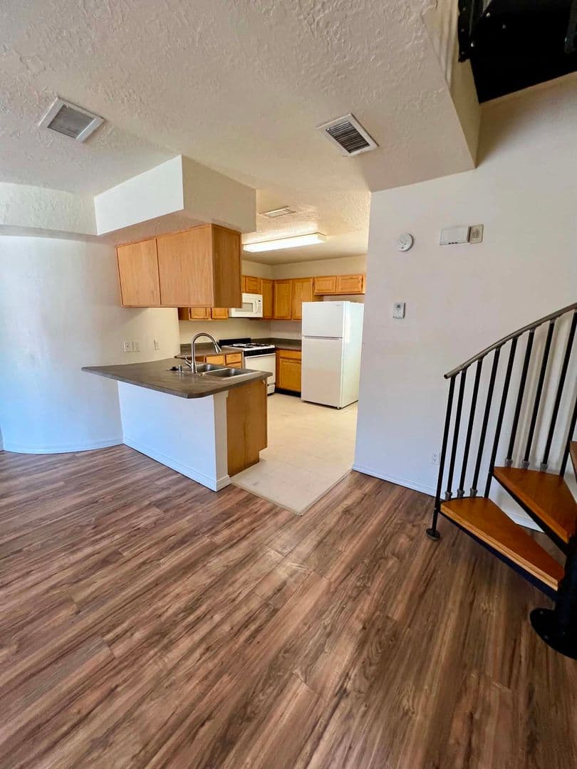 Albuquerque Apartment: 5500 Copper Ave NE
