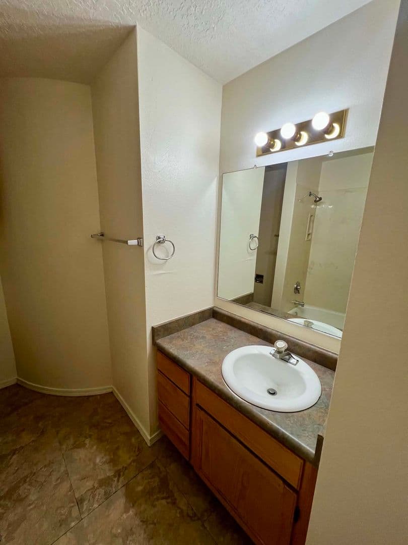 Albuquerque Apartment: 5500 Copper Ave NE