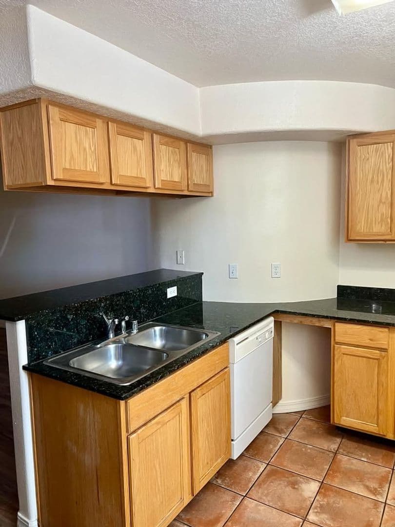 Albuquerque Apartment: 5500 Copper Ave NE