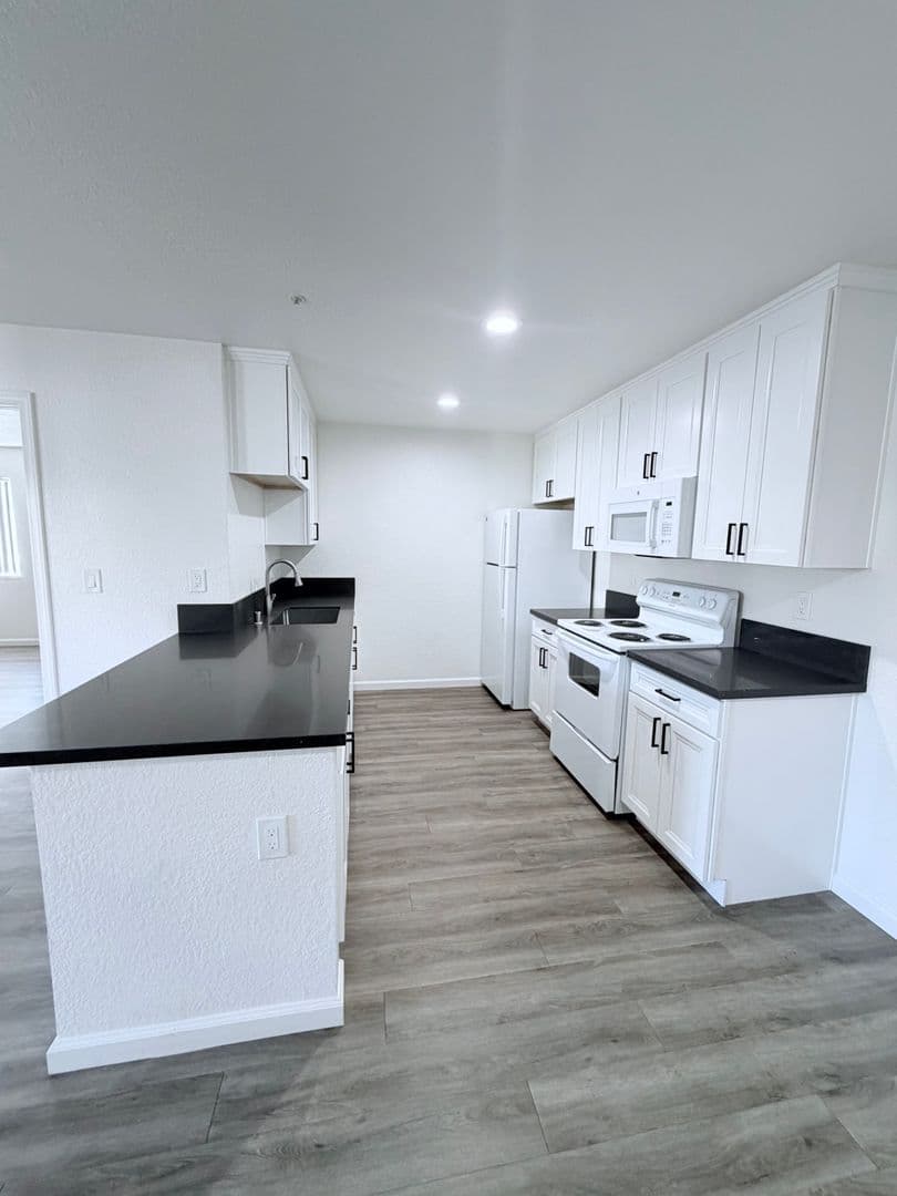Vista Apartment: 920 Sycamore Ave