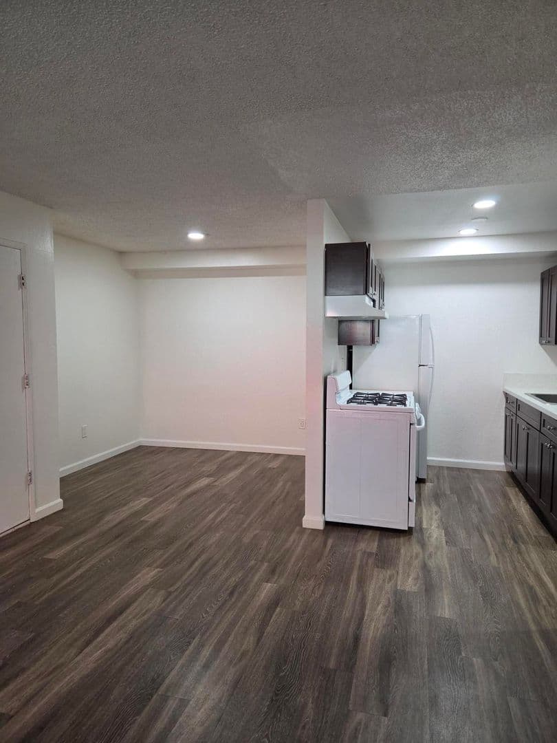 Escondido Apartment: 400 408 E Mission Ave