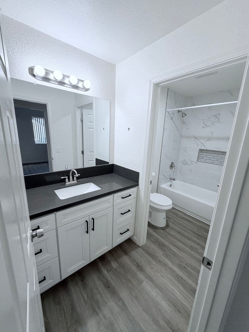 Vista Apartment: 920 Sycamore Ave
