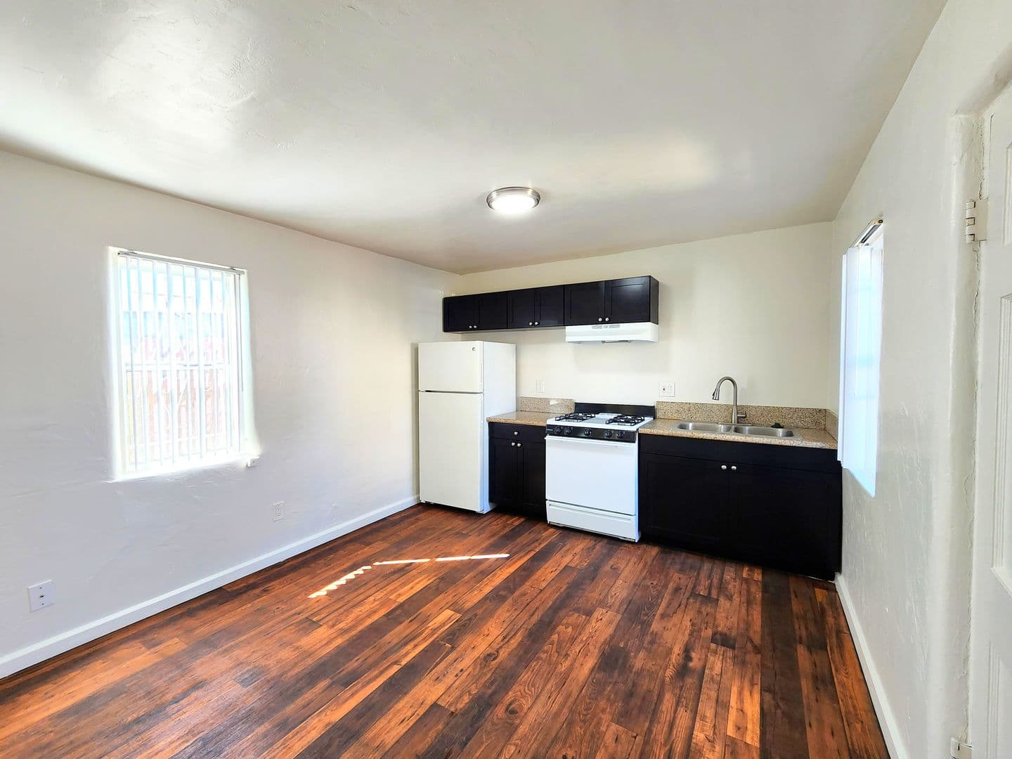 San Ysidro Apartment: 2313-19 E Beyer Blvd