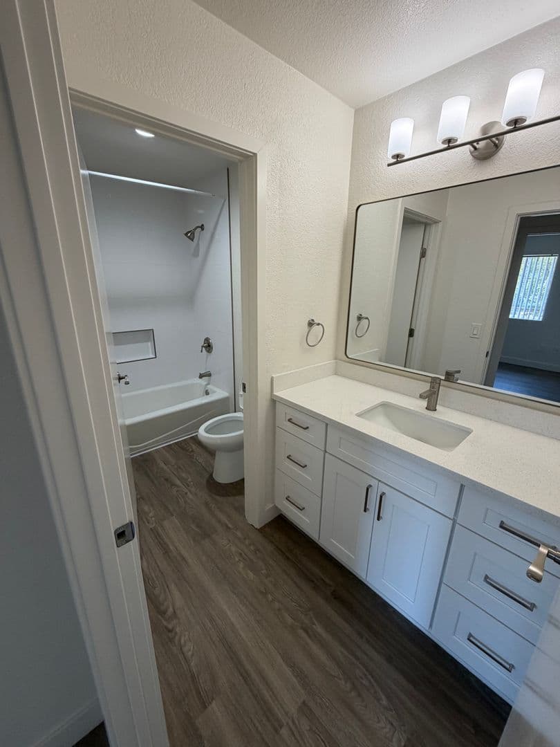Vista Apartment: 920 Sycamore Ave