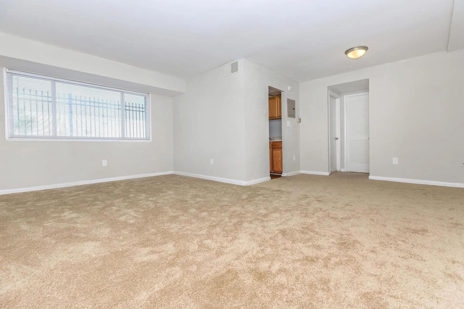Suitland Apartment: 3215 Swann Rd