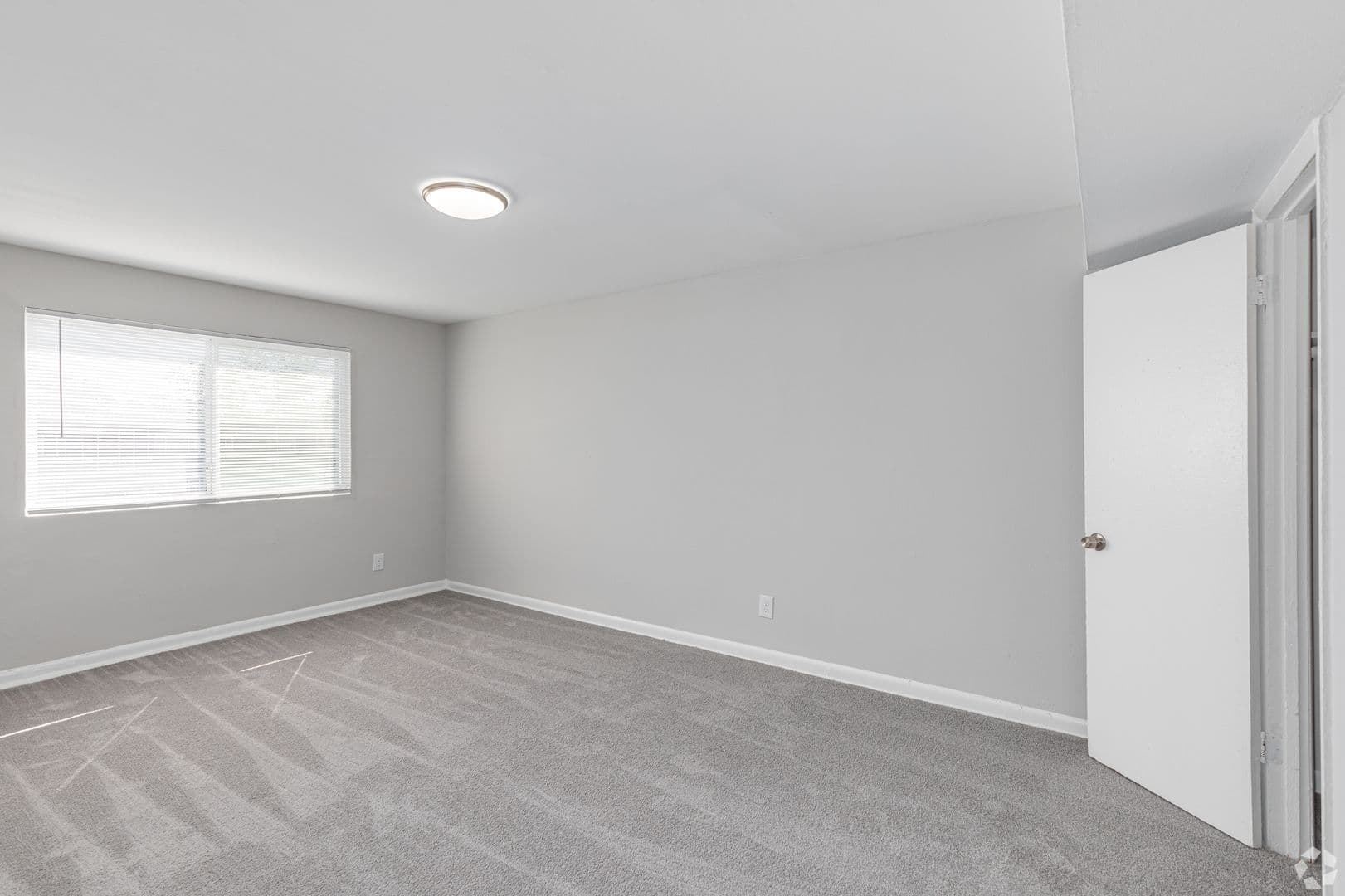 Suitland Apartment: 3215 Swann Rd