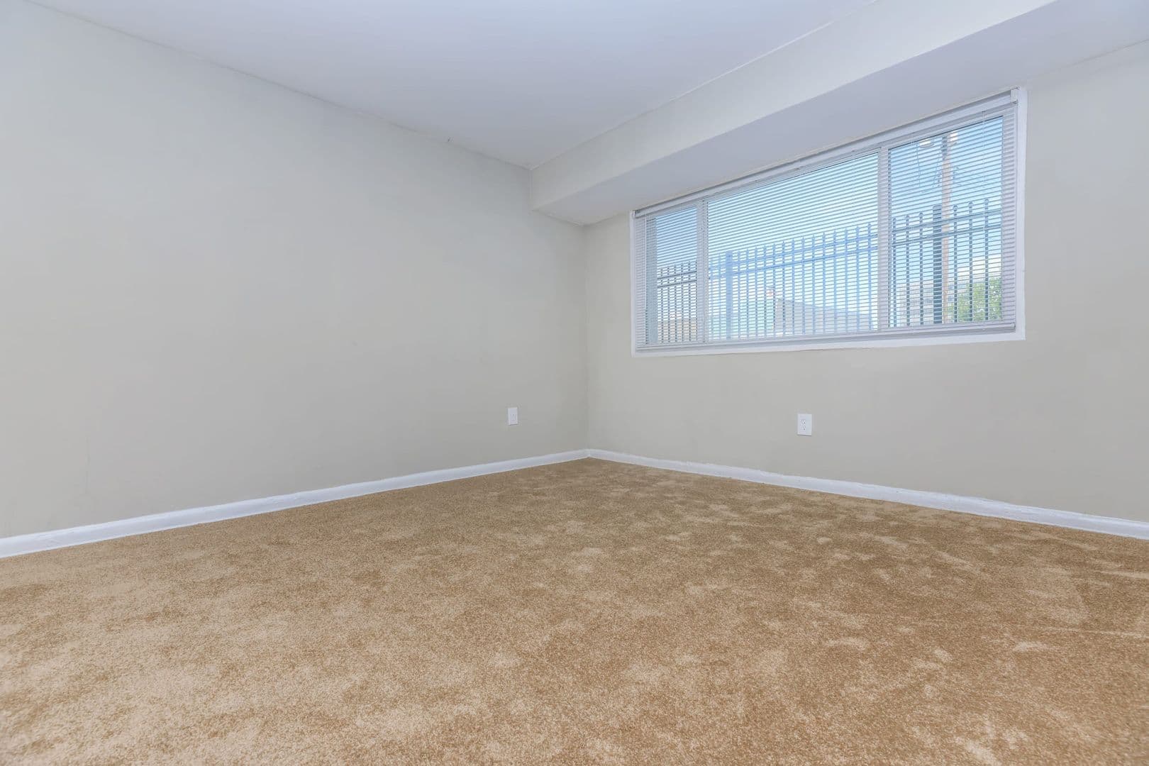 Suitland Apartment: 3215 Swann Rd