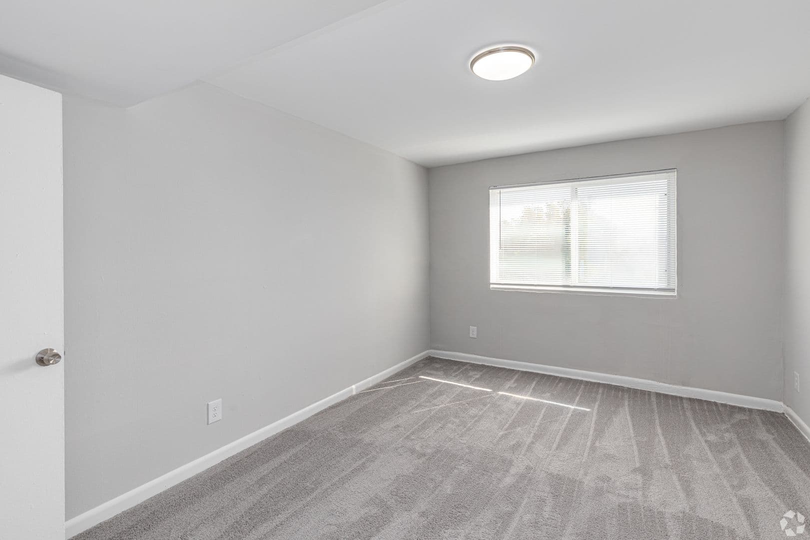 Suitland Apartment: 3215 Swann Rd