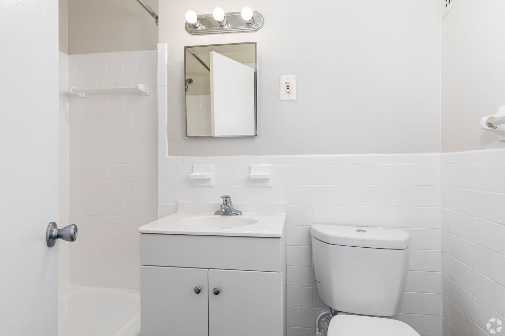 Suitland Apartment: 3215 Swann Rd