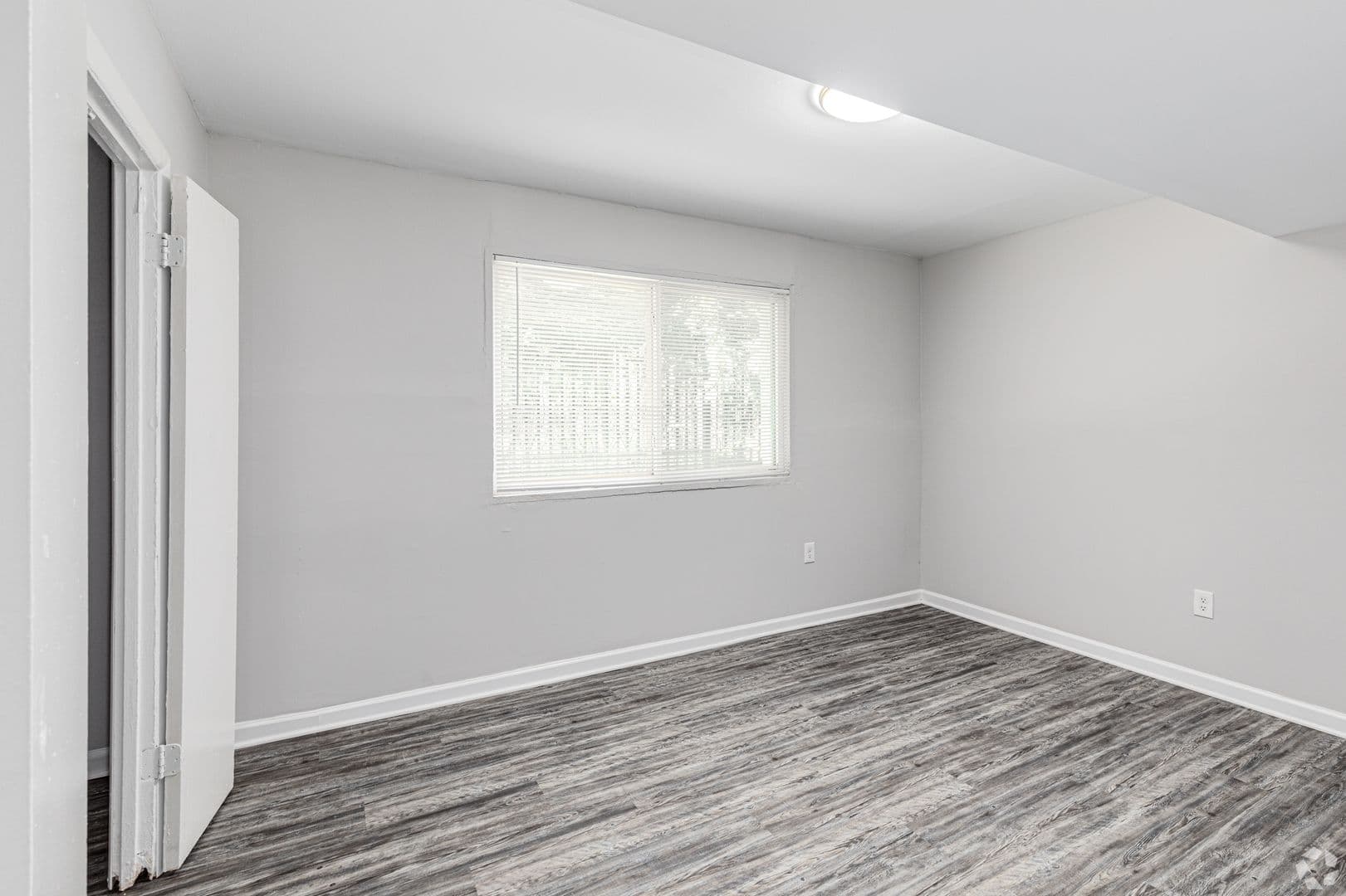 Suitland Apartment: 3215 Swann Rd