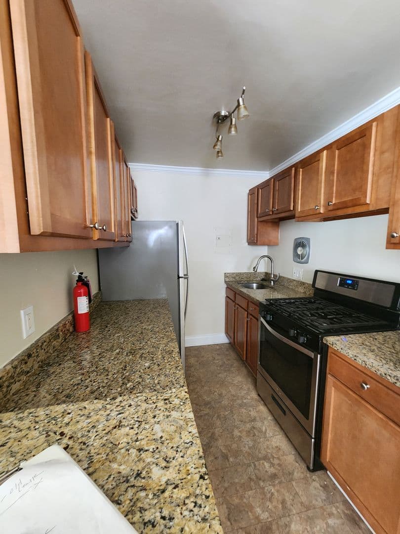 Suitland Apartment: 3220 Swann Rd