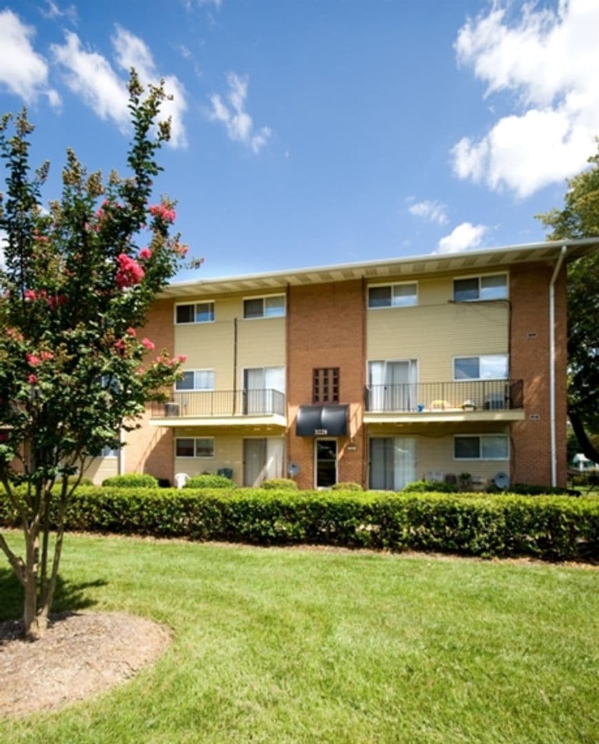 Suitland Apartment: 3220 Swann Rd
