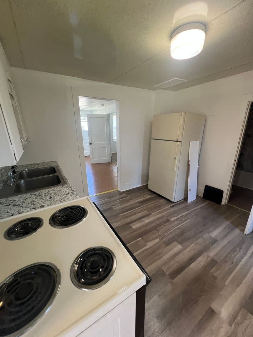 Marshfield House: 206 E 14th St