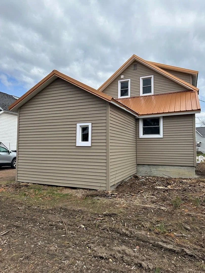 Marshfield Apartment: 814 4th E. St