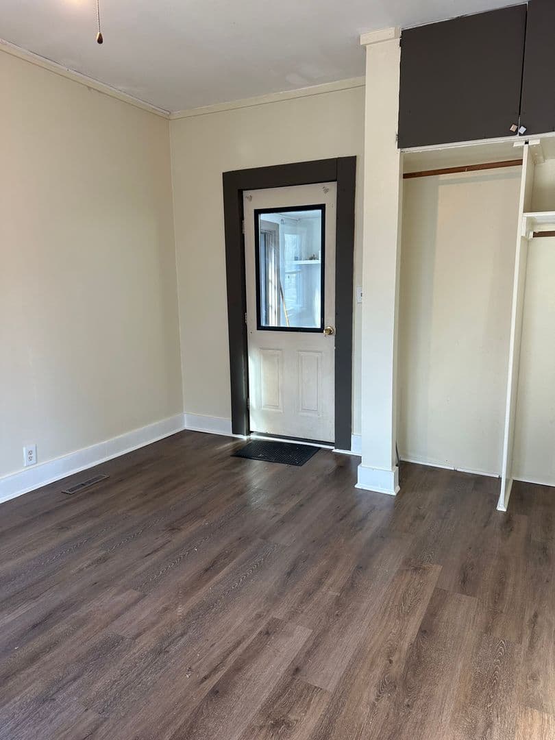 Greenwood Apartment: 208 South Andrews Ave