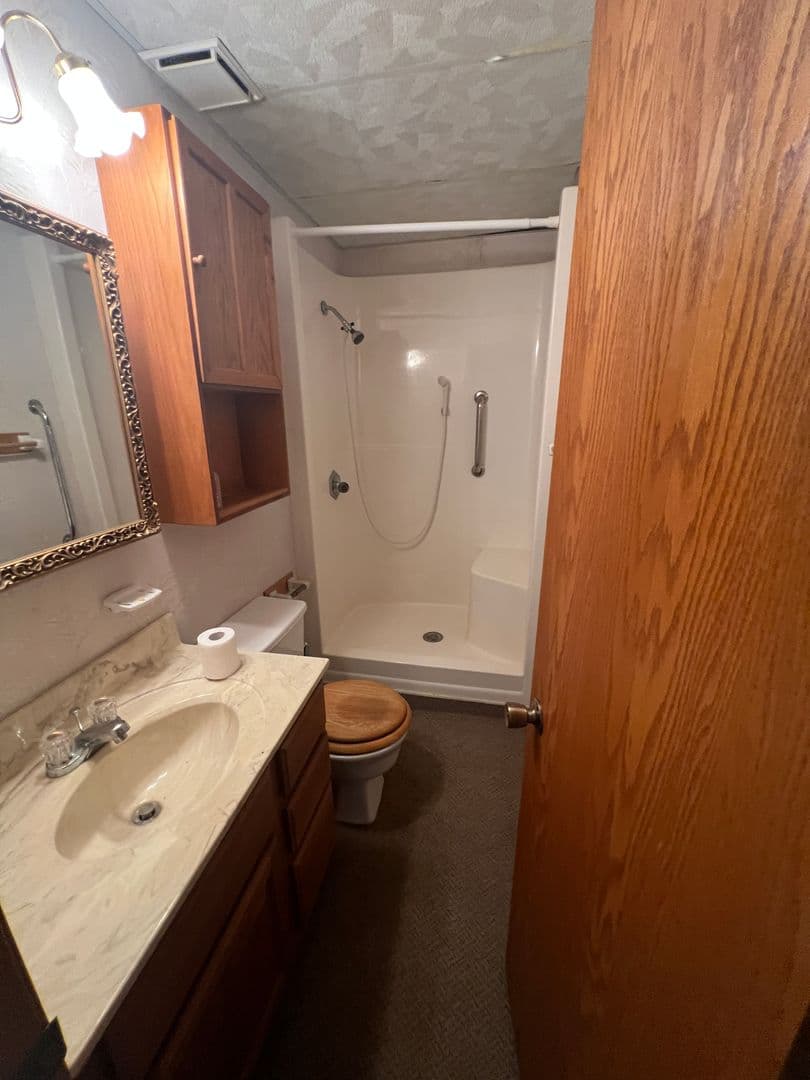 Spencer Apartment: 206 S Pacific St