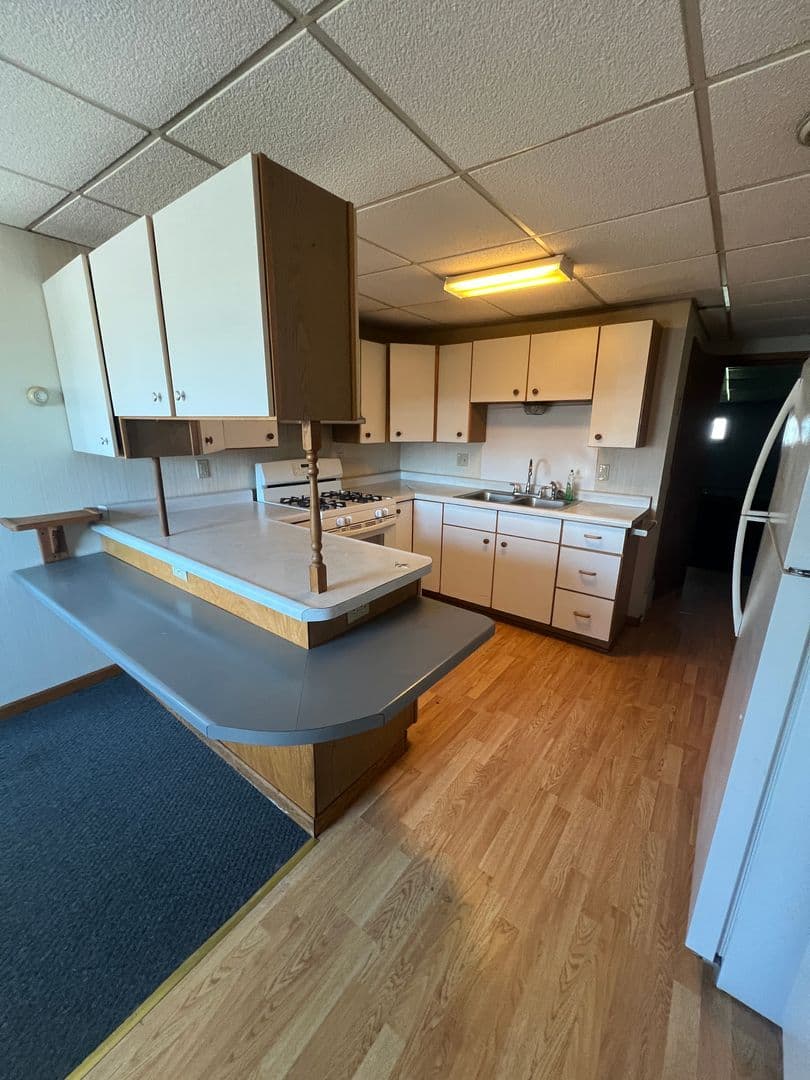 Spencer Apartment: 206 S Pacific St