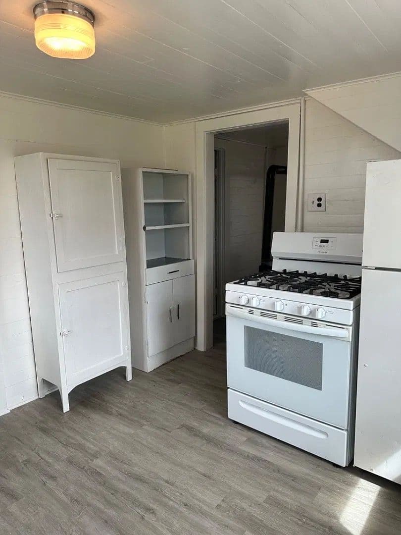 Marshfield Apartment: 814 4th E. St