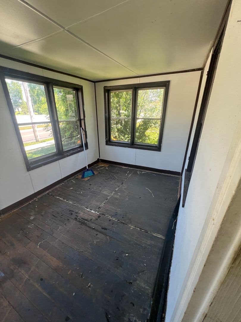 Marshfield House: 208 E 14th St