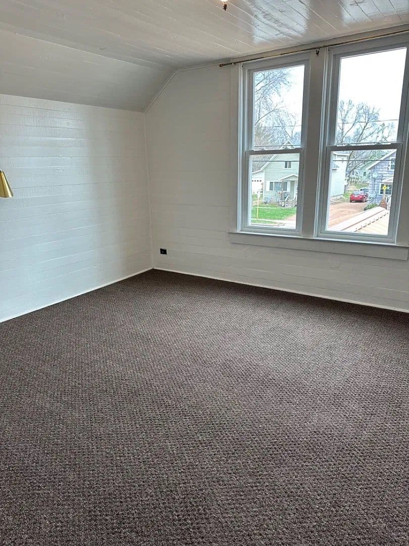 Marshfield Apartment: 814 4th E. St
