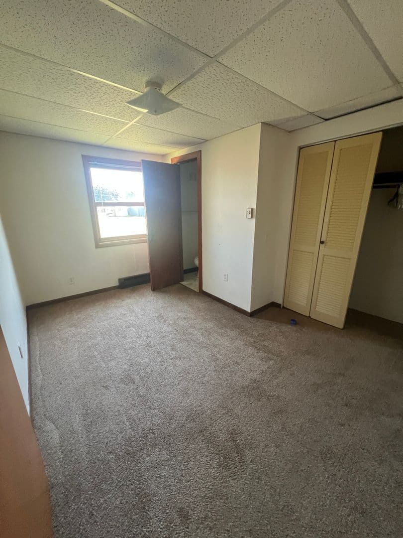 Spencer Apartment: 305 E Maple St