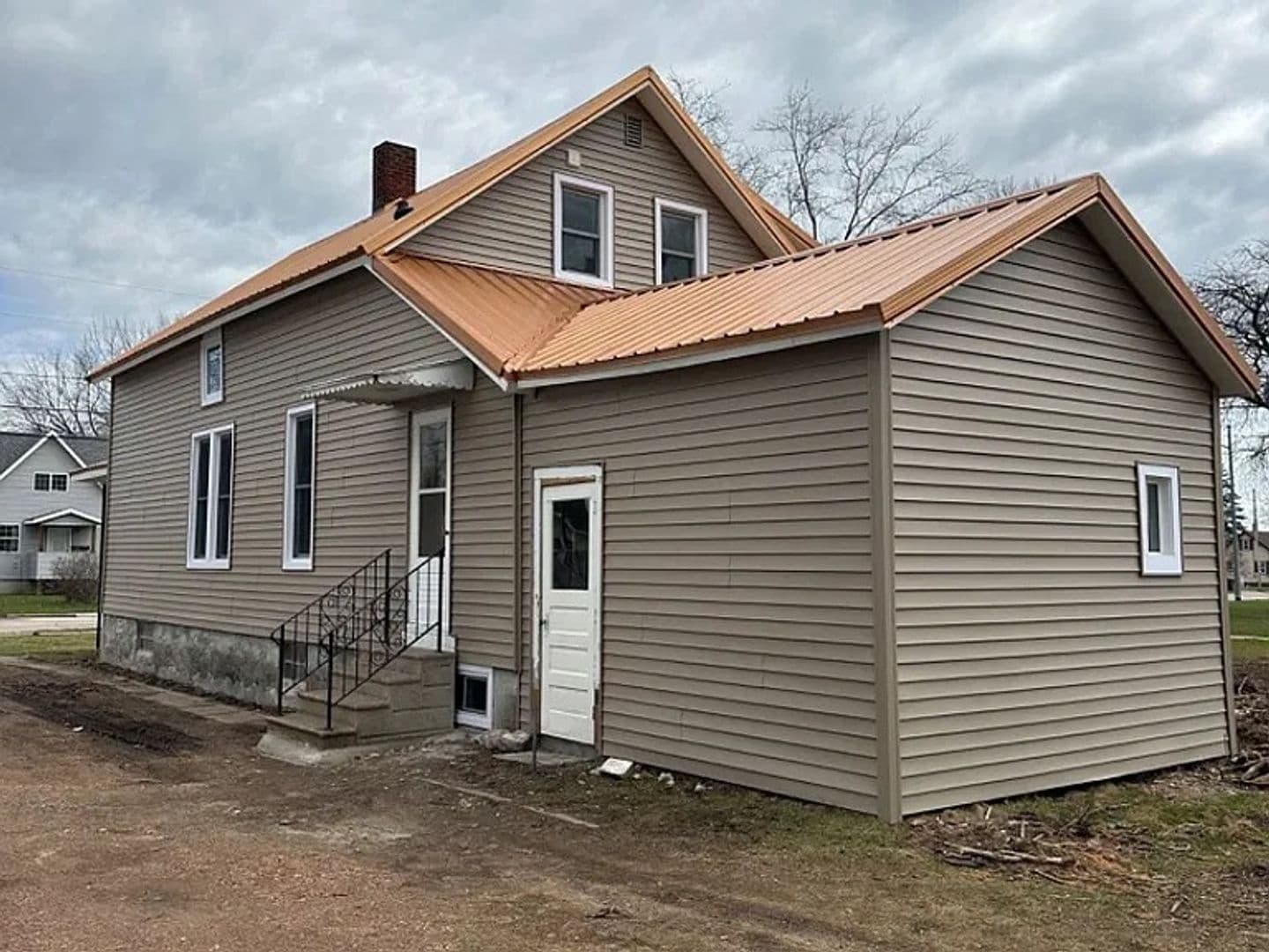 Marshfield Apartment: 814 4th E. St