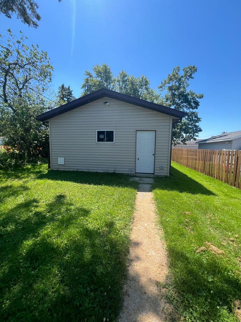 Marshfield House: 206 E 14th St
