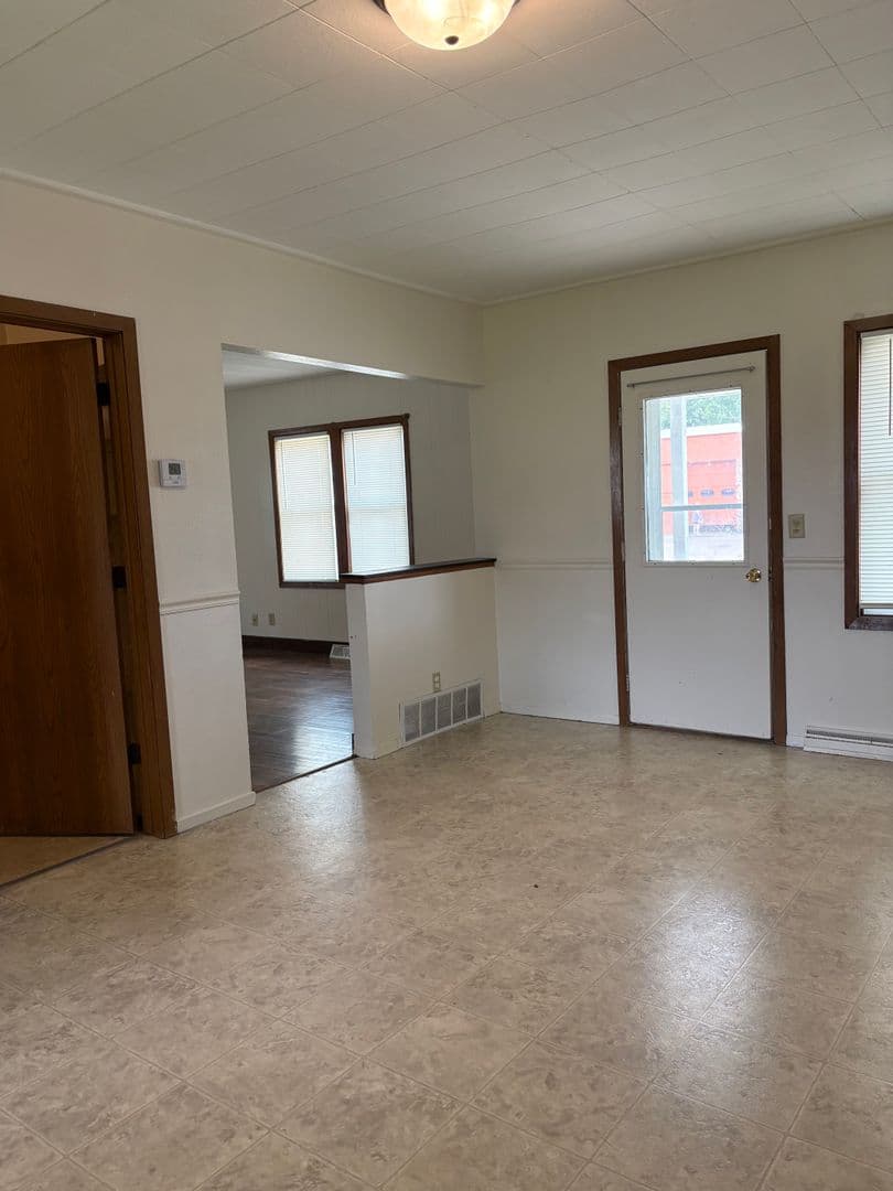 Tigerton Apartment: 332 Cedar Street