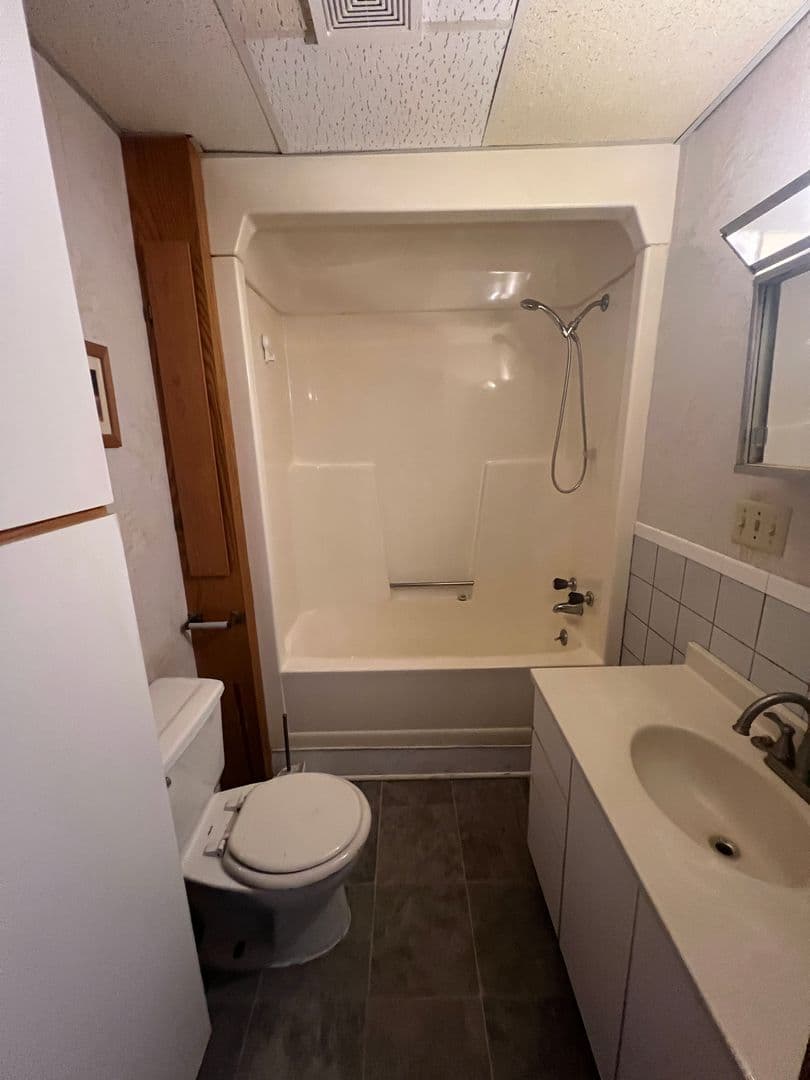 Spencer Apartment: 206 S Pacific St