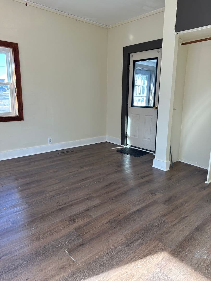 Greenwood Apartment: 208 South Andrews Ave