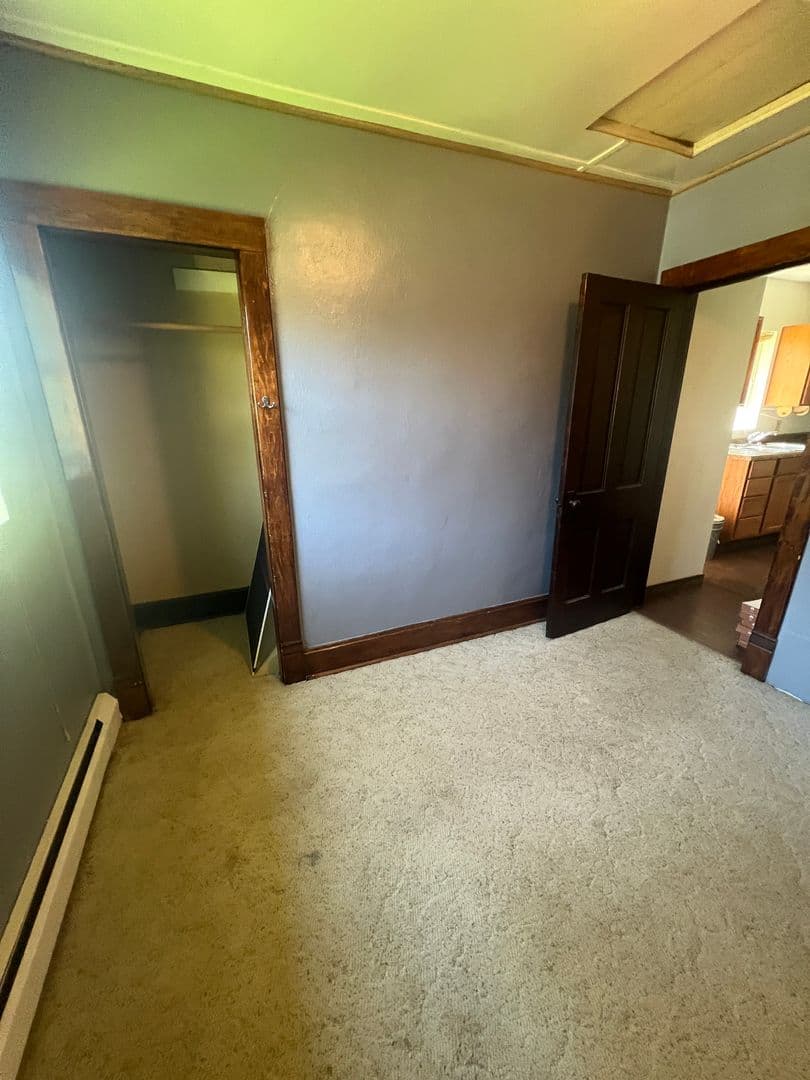 Marshfield House: 208 E 14th St