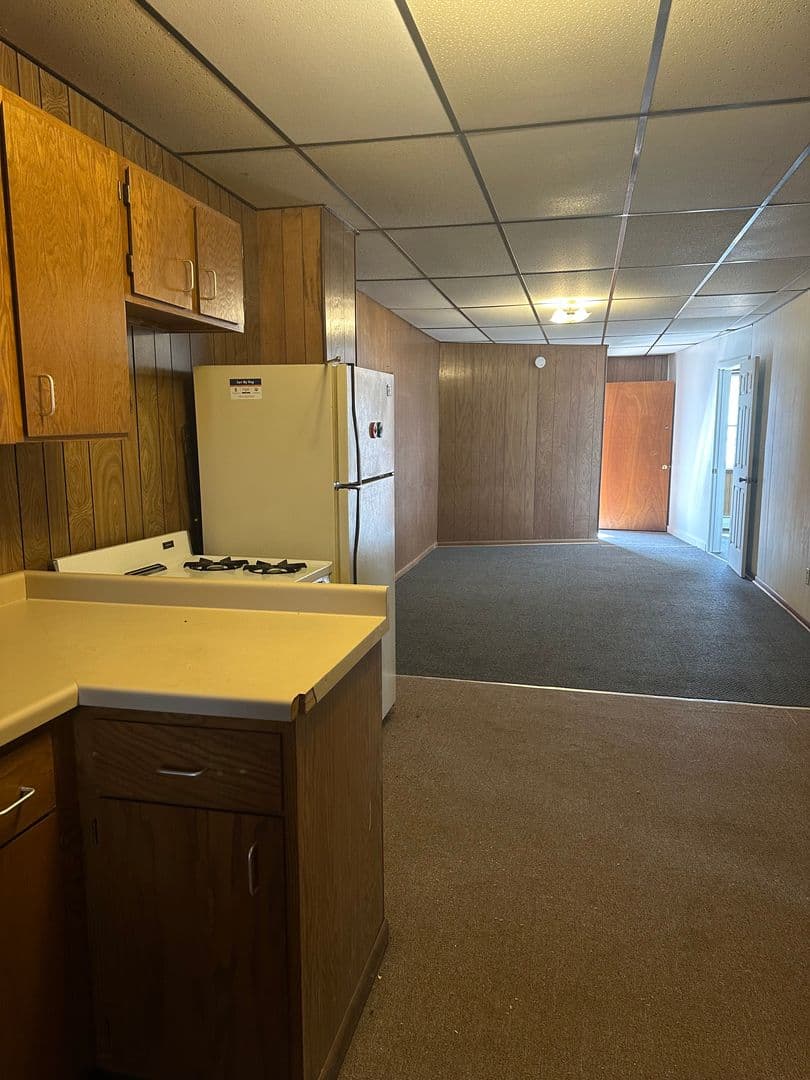 Spencer Apartment: 206 S Pacific St