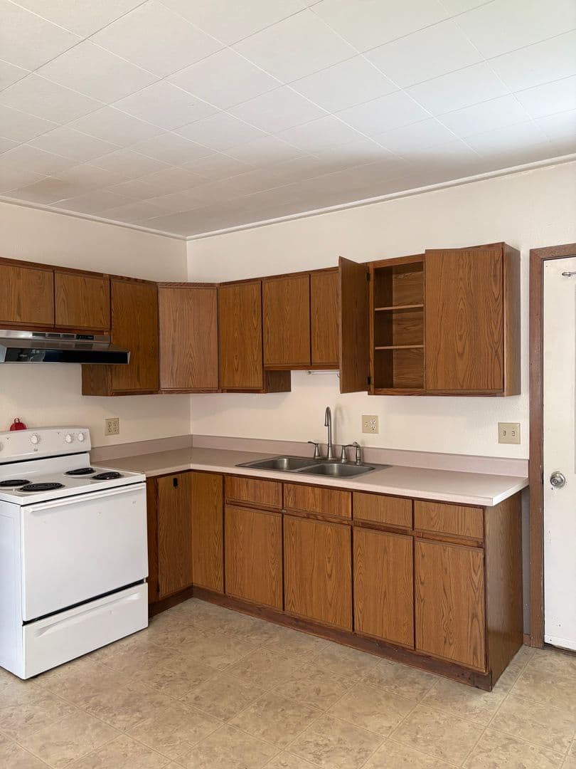 Tigerton Apartment: 332 Cedar Street