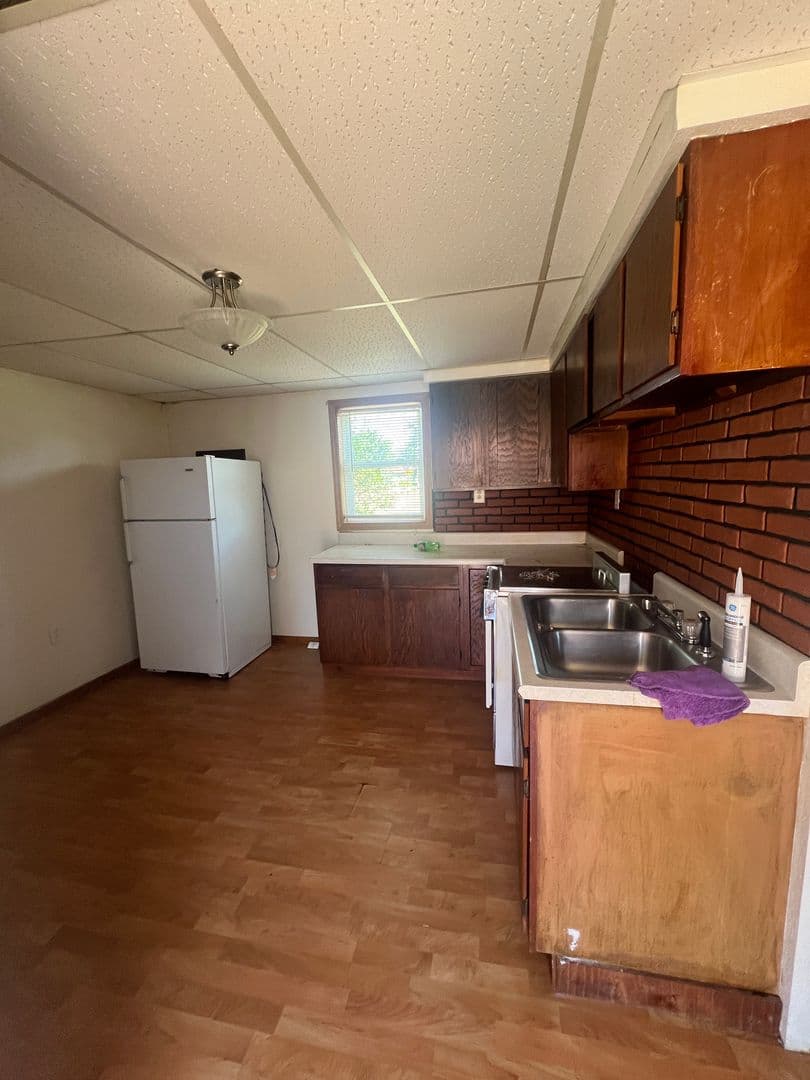 Spencer Apartment: 305 E Maple St