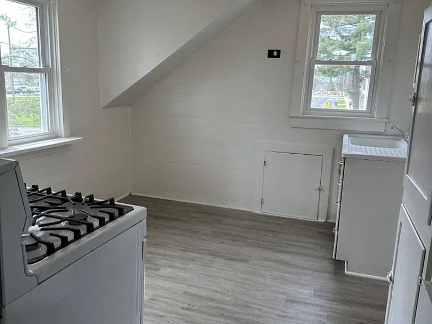 Marshfield Apartment: 814 4th E. St