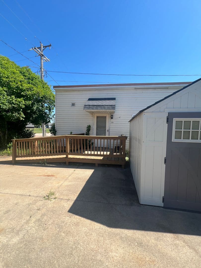 Spencer Apartment: 305 E Maple St