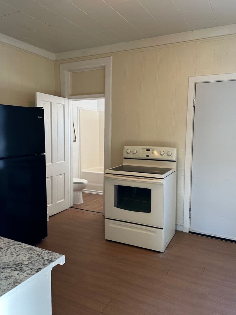 Greenwood Apartment: 208 South Andrews Ave