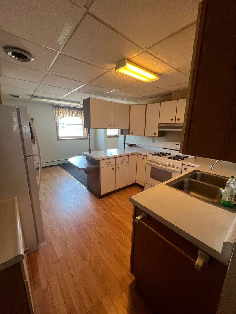Spencer Apartment: 206 S Pacific St