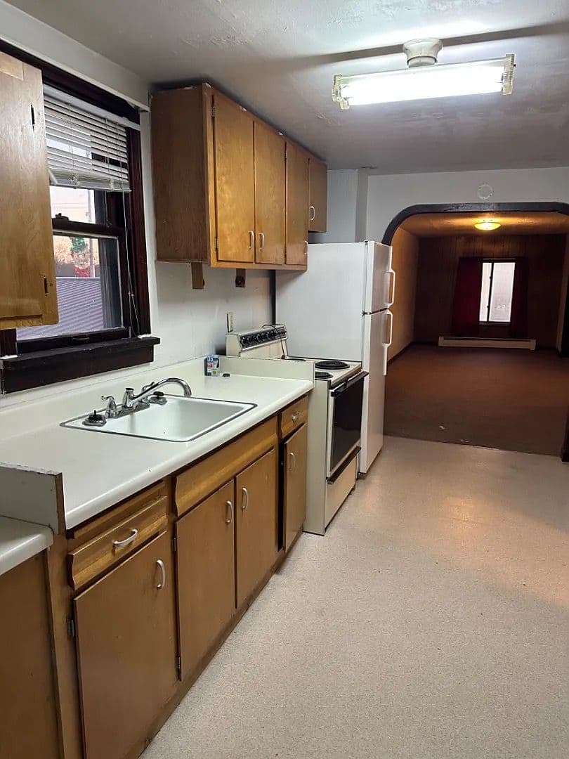 Spencer Apartment: 206 S Pacific St