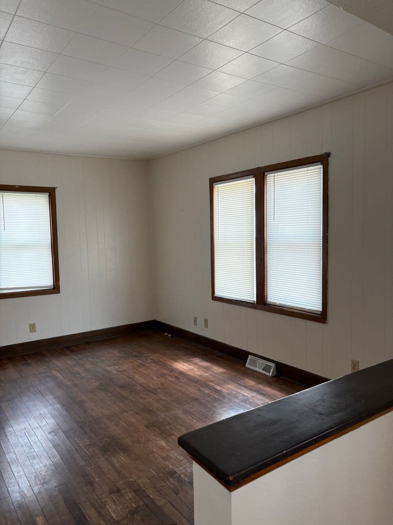 Tigerton Apartment: 332 Cedar Street