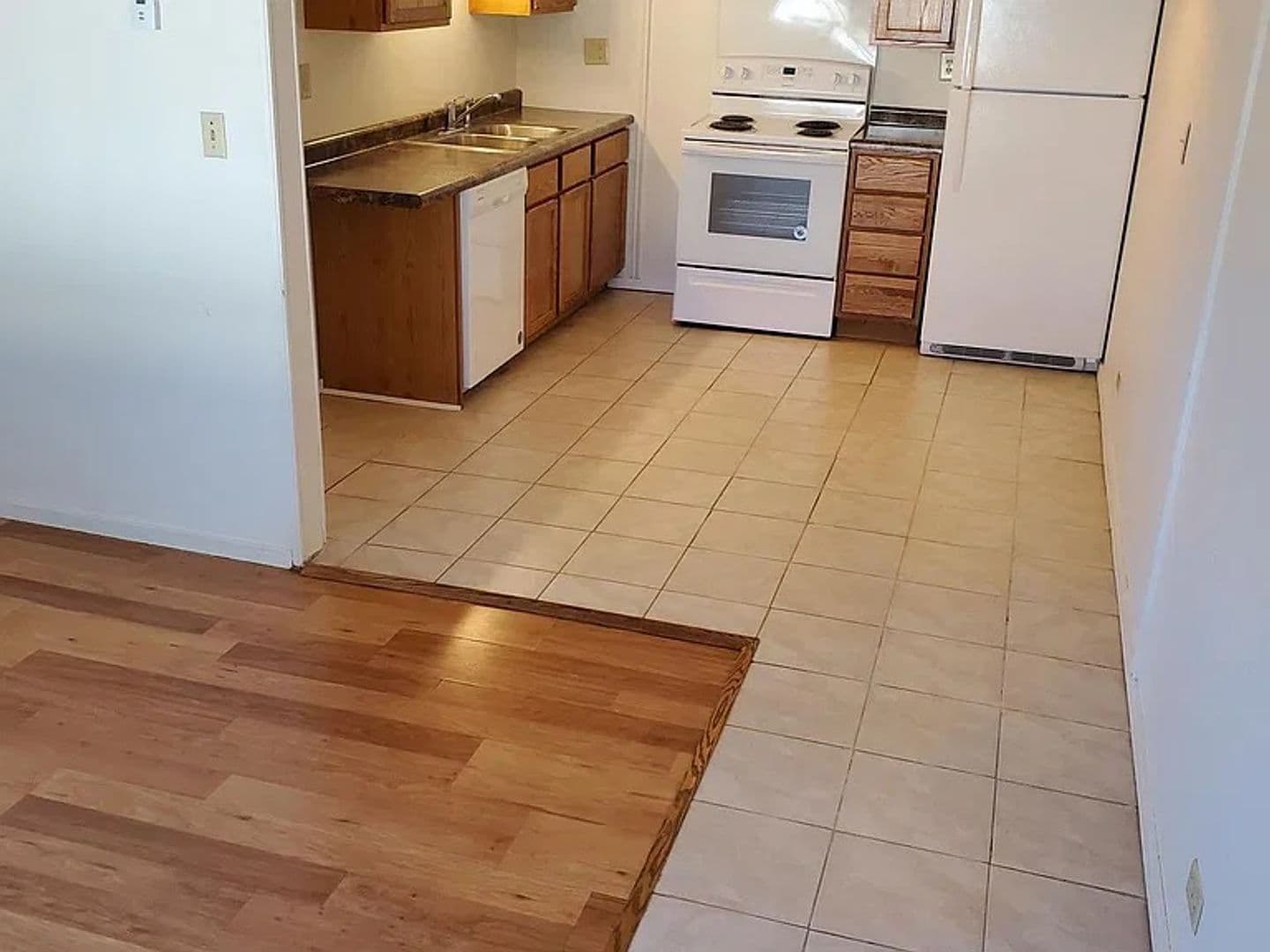 Schofield Apartment: 3614 Sternberg Avenue