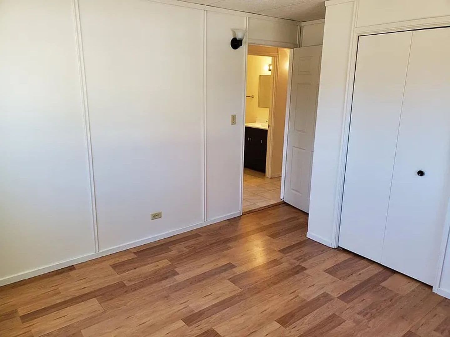 Schofield Apartment: 3614 Sternberg Avenue