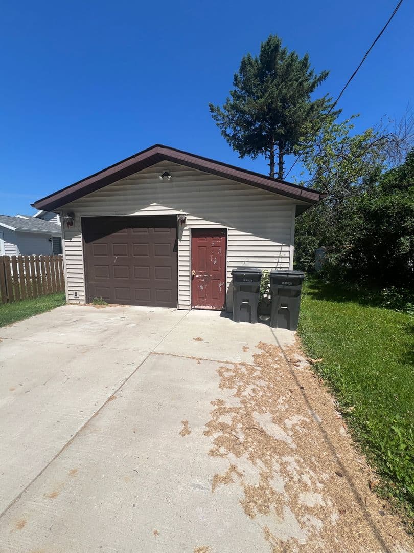 Marshfield House: 206 E 14th St