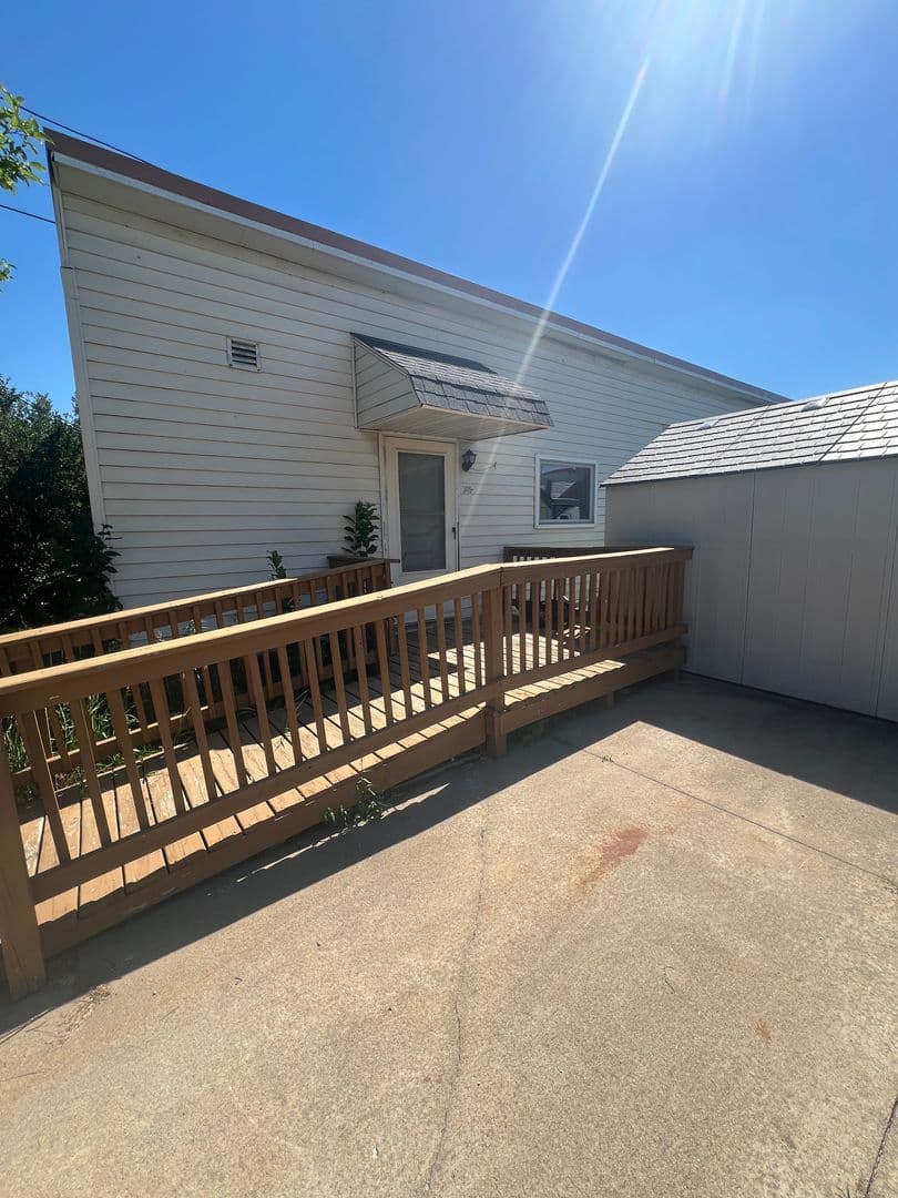 Spencer Apartment: 305 E Maple St