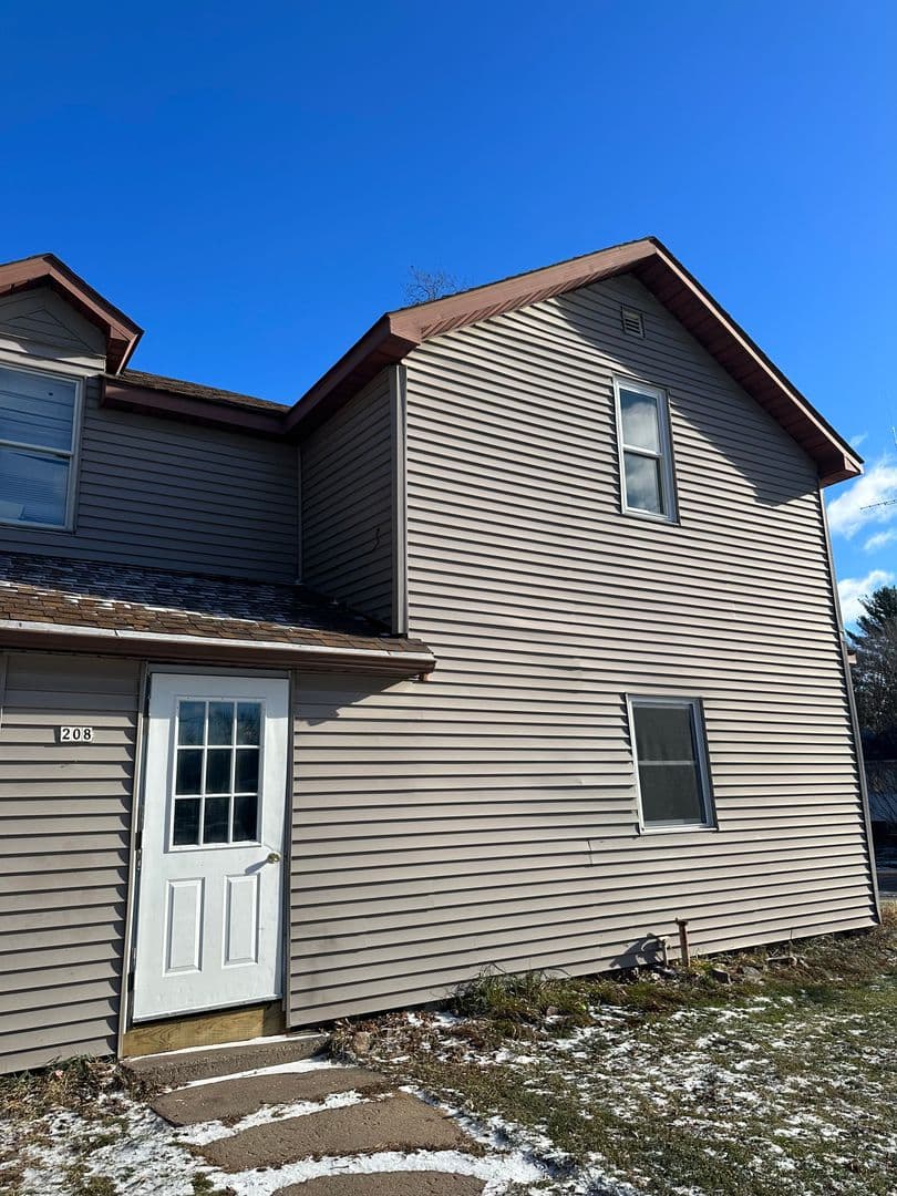 Greenwood Apartment: 208 South Andrews Ave