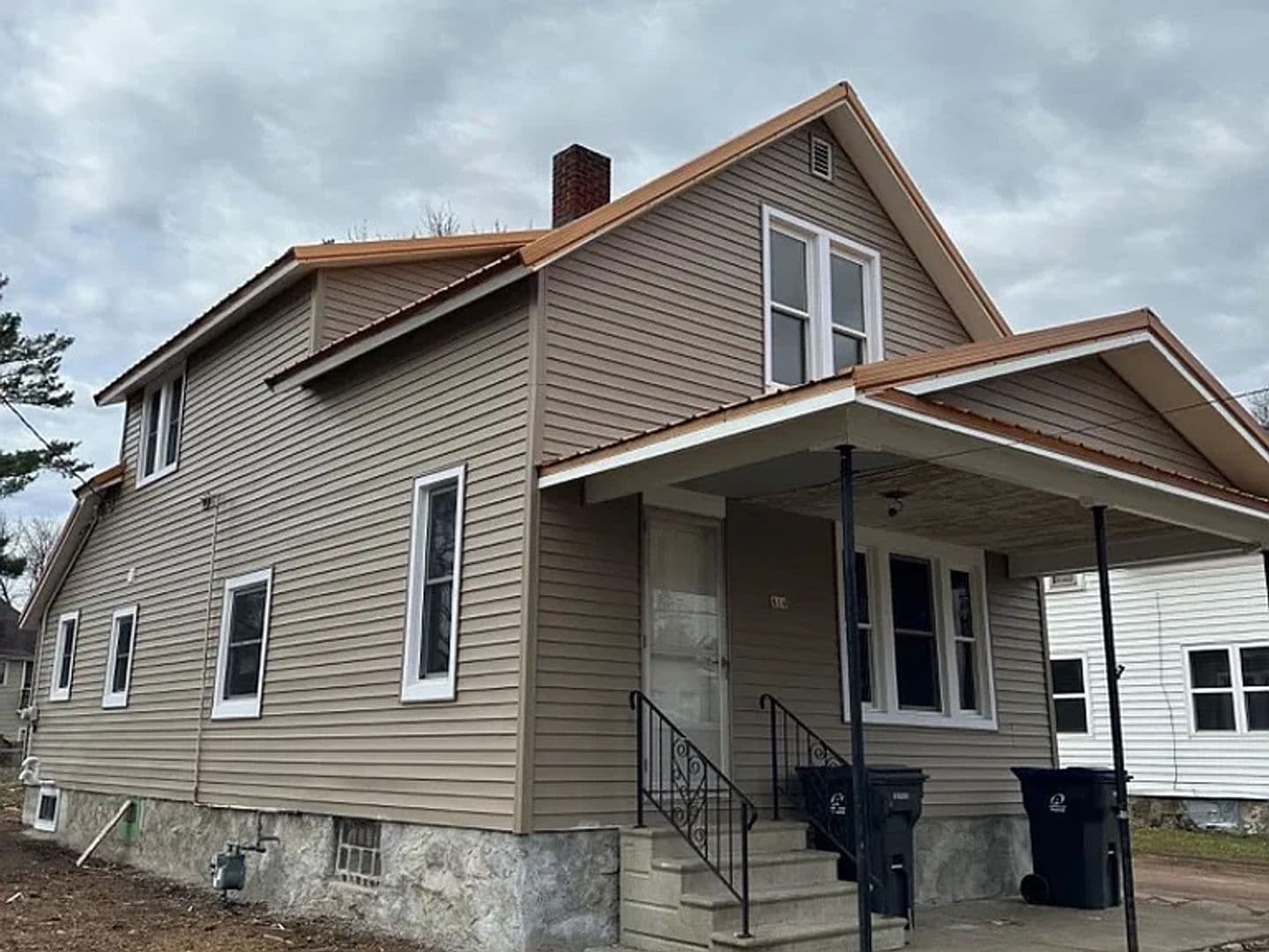 Marshfield Apartment: 814 4th E. St